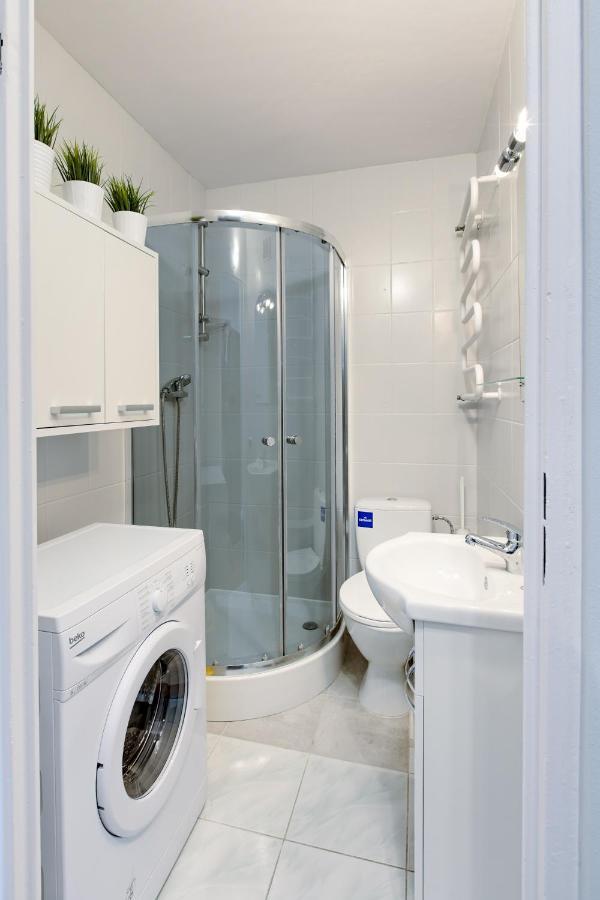 Krzywon 8 Rooms Варшава Екстериор снимка